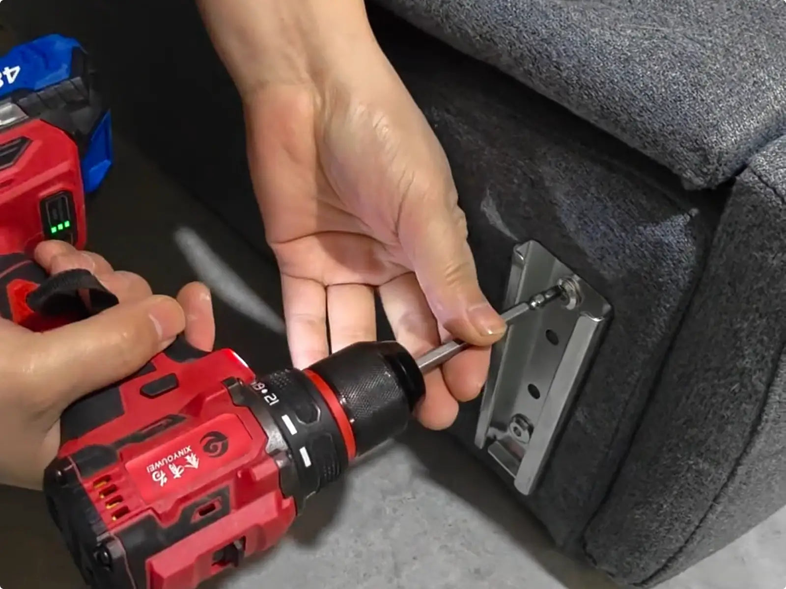 Supplementary: Switch the armrest side by removing and reinstalling the side pins